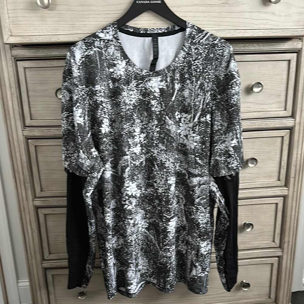 Lululemon Black And White Patterned Top - image 1